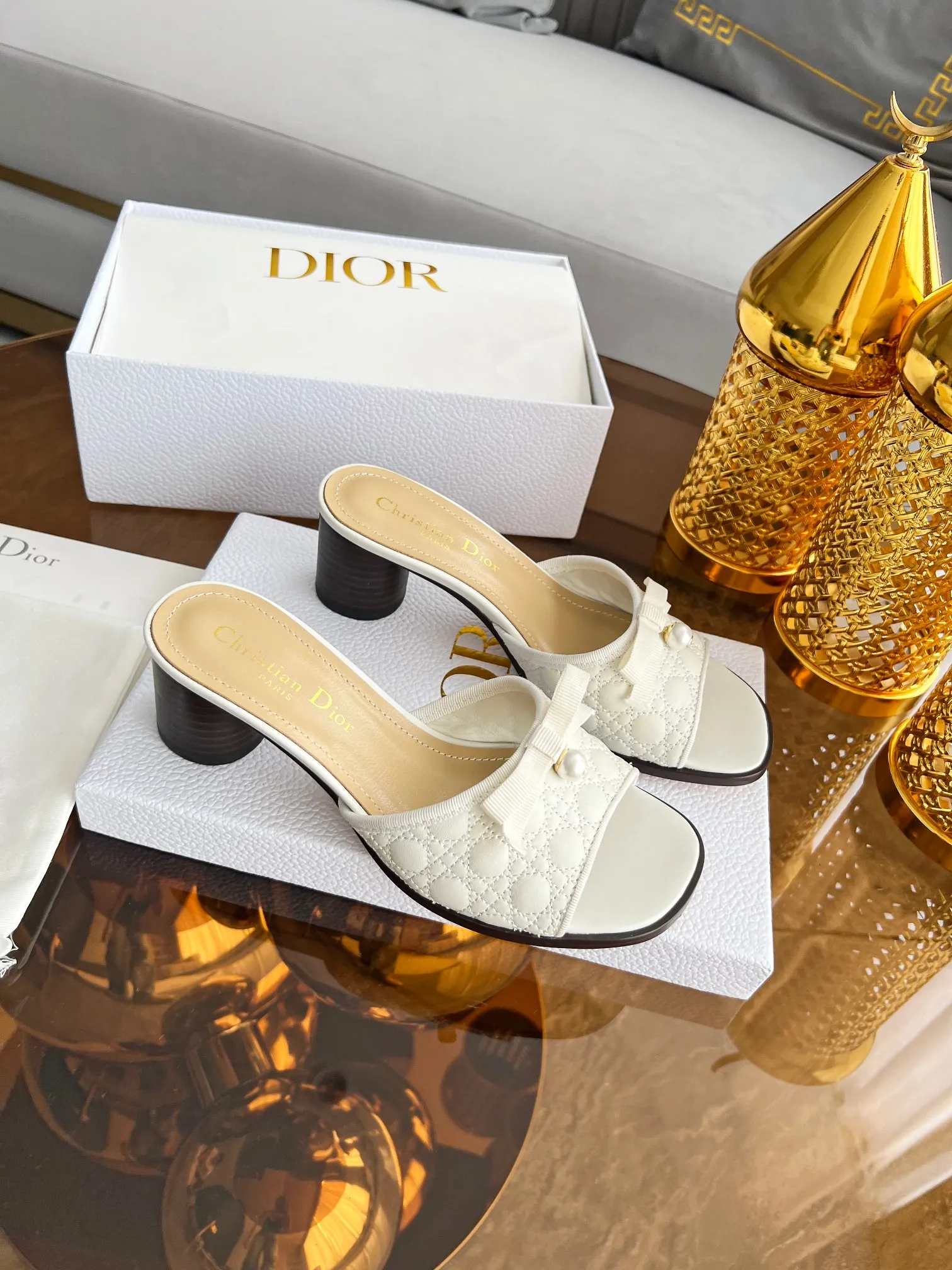 👟👟Ex-factory price 480👟👟 🔥🔥Hot model👟👟DIOR 2025 early spring new product top version~ Original mold opening, 1:1 reproduction, original Italian last, purchasing agent level, original order quality. The Dway heeled sandals reinterpret Dior's iconic piece for an elegant look. The upper's delicate buckle strap highlights the 'CHRISTIAN DIOR' signature embroidery. Exquisite style. It is an ideal item to match with formal looks. ✅Outsole: original leather outsole imported from Italy. The sole is decorated with Christian Dior's lucky star symbol. ✅Size: 35～39 (40-41🉑customized). ✅Packaging: full set of original counter packaging.